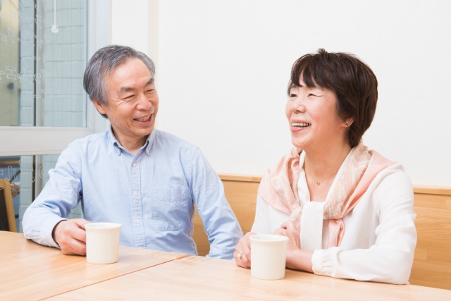 明るい兆しが見えて笑顔になっているシニアの夫婦