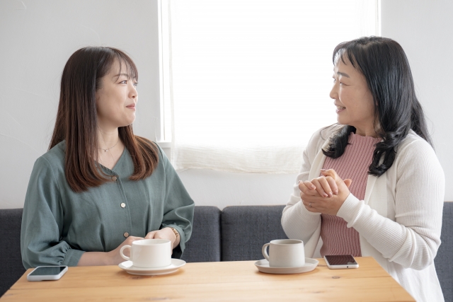 信頼できる人に話して気持ちが晴れたと感じるシニアの女性