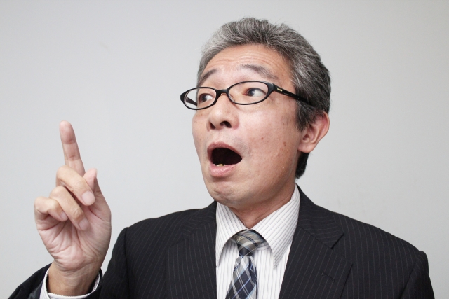 気づきを得て納得した表情を見せるシニアの男性