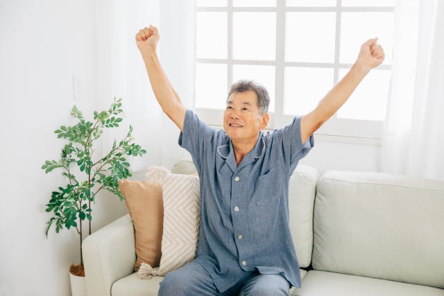 とらわれを解放し、心が軽くなって喜ぶシニアの男性