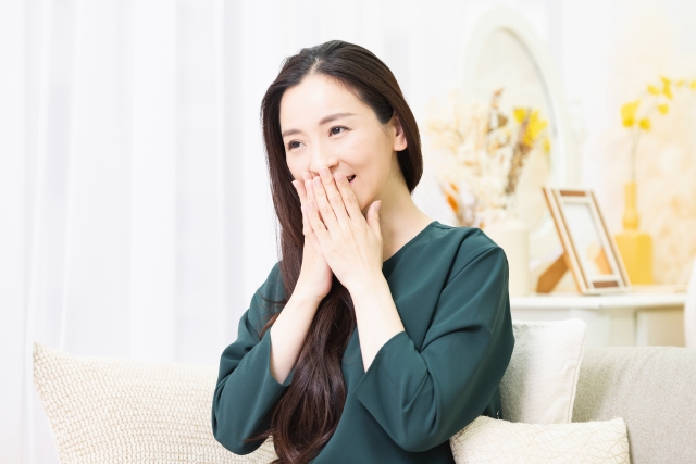 自分の傾向を知って気づきを得た表情のシニアの女性