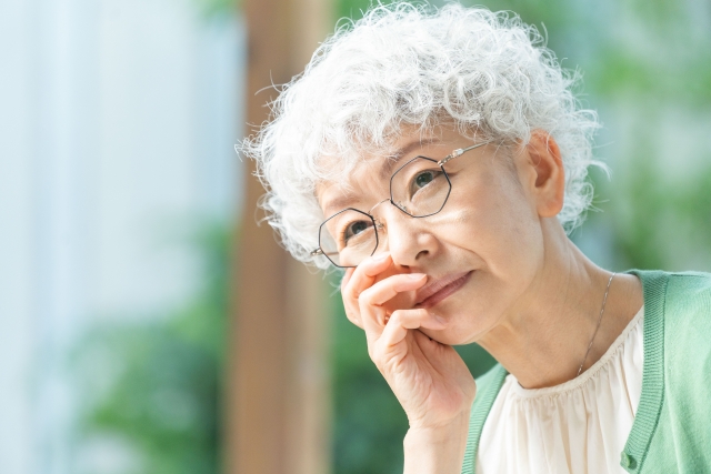 過去を振り返って自分にとって大切なものを探っているシニアの女性
