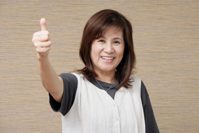 セルフチェックで思い込みに気づいて喜ぶシニアの女性