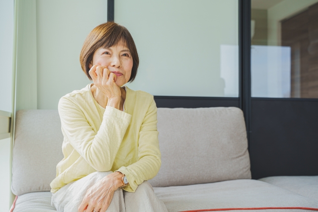 無意識のルールを探るために自問しているシニアの女性