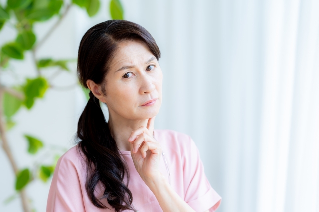 何が問題なのかを考えているシニアの女性