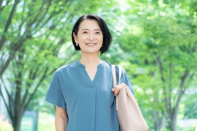 あきらめの考えから抜け出して前に踏み出そうとするシニアの女性
