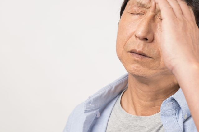 「~すべきという思考」で自分が苦しくなっているシニアの男性